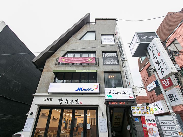 JKモバイルの看板がある新村の店舗外観